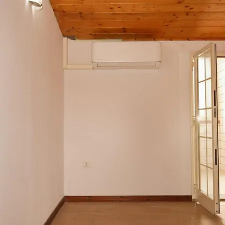 Family With Large Terrace Close To The Airport Apartament