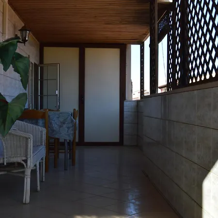 Family With Large Terrace Close To The Airport 아파트 *